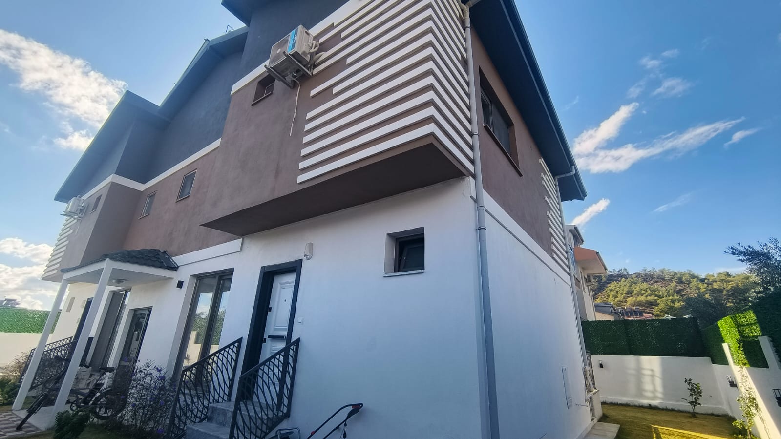 KARAGEDİK'TE HAVUZLU BİNADA SATILIK 1+1 DAİRE