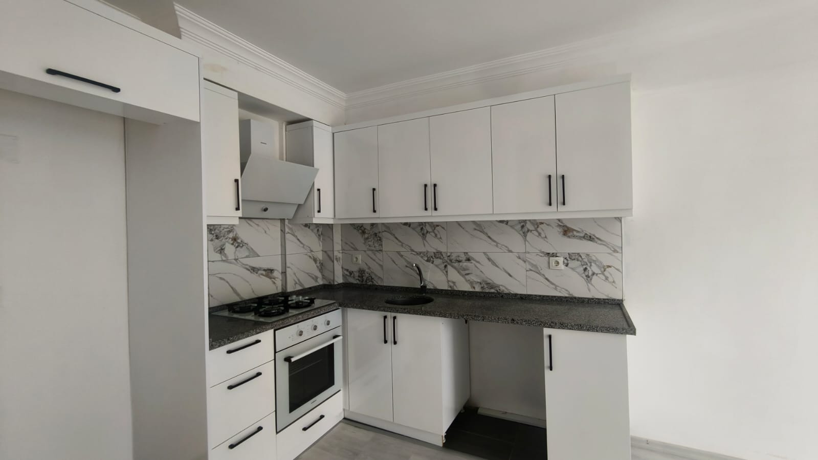 ÇAMKÖY'DE HAVUZLU BİNADA SATILIK 1+1 DAİRE - 2
