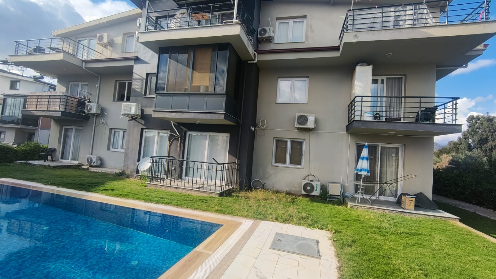 ÇAMKÖY'DE HAVUZLU BİNADA SATILIK 1+1 DAİRE